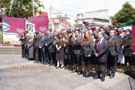 Xalapa, Ver., 14 de septiembre de 2026.- El subdelegado de Administración, Tomás Alberto Jiménez Zárate, junto con el personal del ISSSTE delegación Xalapa, rindieron guardia de honor al monumento a Miguel Hidalgo.
