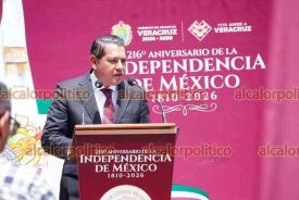 Xalapa, Ver., 14 de septiembre de 2026.- El titular Luis Arturo Santiago Martínez y personal de la STPSP rindieron guardia de honor al monumento a Miguel Hidalgo.
