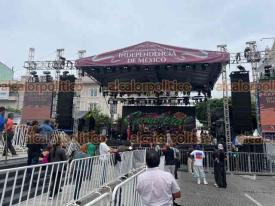 Xalapa, Ver., 15 de septiembre de 2026.- El Grupo Cañaveral, que se presentará esta noche, hizo una prueba de sonido sobre el escenario de la calle Enríquez, ensayo que disfrutó un grupo de ciudadanos.
