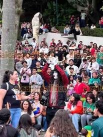 Xalapa, Ver., 15 de septiembre de 2026.- Gran número de personas en el barrio Xallitic por la carrera de melones, cuyos participantes hicieron gala de su creatividad para caracterizar a la fruta que “correrá” la competencia.
