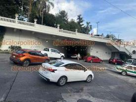 Xalapa, Ver., 15 de septiembre de 2026.- Para acabar de complicar la vialidad en el centro de la Capital, agentes de Tránsito cerraron la tarde de este martes el paso por el Viaducto hacia la calle Zaragoza.
