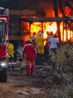 Jáltipan, Ver., 15 de septiembre de 2026.- Durante varias horas, el fuego permaneció activo debido al combustible que continuaba alimentándolo en un pozo de salmuera y diésel, por lo que el cierre de la válvula resultó determinante para extinguirlo