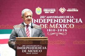 Xalapa, Ver., 17 de septiembre de 2026.- El secretario de Seguridad Pública, Alfonso Reues Garcés, rindió guardia de honor ante el monumento a Miguel Hidalgo. Declaró que la seguridad en Veracruz se encuentra bien.
