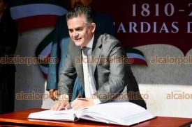 Xalapa, Ver., 18 de septiembre de 2026.- El secretario de Turismo, Igor Rojí, encabezó junto a sus colaboradores la guardia de honor ante el monumento de Miguel Hidalgo, en Los Berros.
