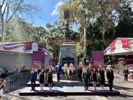 Xalapa, Ver., 18 de septiembre de 2026.- El titular de INVIVIENDA, José Manuel Pozos del Angel, rindió guardia de honor ante el monumento de Miguel Hidalgo.
