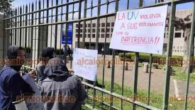 Xalapa, Ver., 18 de septiembre de 2026.- Mientras sesionaba el Consejo de la UV a puerta cerrada en el Museo de Antropología, estudiantes colocaron cartulinas a las afueras para denunciar que siguen sin atenderse las demandas de la Facultad de Medicina en Mendoza.