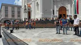 Xalapa, Ver., 19 de septiembre de 2026.- A las 12:00 horas inició el simulacro con hipótesis de sismo en la Capital. Trabajadores de varias dependencias fueron concentrados en la Plaza Lerdo como punto seguro.
