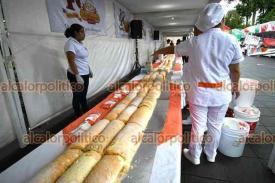Xalapa, Ver., 20 de septiembre de 2026.- La panadería “La Providencia” celebró sus 40 años regalando niño envuelto en el parque Juárez.

