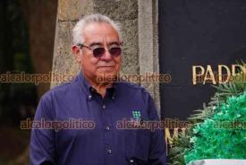 Xalapa, Ver., 21 de septiembre de 2026.- Integrantes del Sindicato Unificador Magisterial (SUMA) rindieron guardia de honor ante el monumento a Miguel Hidalgo.
