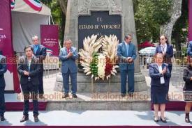 Xalapa, Ver., 21 de septiembre de 2026.- Integrantes del Colegio del Foro de Abogados de Veracruz rindieron guardia de honor ante el monumento a Miguel Hidalgo.
