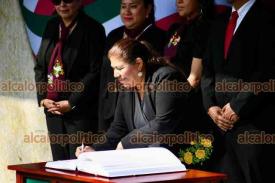 Xalapa, Ver., 22 de septiembre de 2026.- La secretaria de Cultura, Xóchitl Molina González, junto con sus colaboradores, montó guardia de honor ante el monumento de Miguel Hidalgo, en el parque Los Berros.

