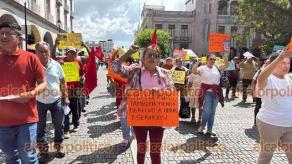 Xalapa, Ver., 22 de septiembre de 2026.- Habitantes de varias colonias marchan dando vueltas en el centro de la Capital, por lo que se cerró el paso en la calle Enríquez. Exigen regularización de sus predios, a fin de tener derecho a obras y servicios.
