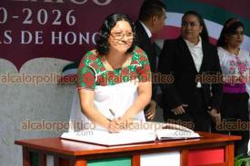 Xalapa, Ver., 22 de septiembre de 2026.- La titular del Instituto Nacional de los Pueblos Indígenas, Magdalena Hernández, encabezó guardia de honor ante el monumento de Miguel Hidalgo.