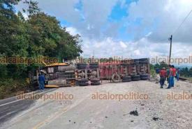Rafael Lucio, Ver., 22 de septiembre de 2026.- Tráiler volcó en la carretera federal Xalapa-Perote, en la zona conocida como El Barrial. En el percance otro camión resultó con daños. Se reportan tres lesionados. El camión quedó atravesado por lo que la circulación quedó totalmente cerrada en ambos sentidos.
