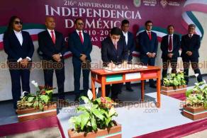 Xalapa, Ver., 22 de septiembre de 2026.- Personal de Comisión Federal de Electricidad, encabezados por Bernardo Rojas, rindieron guardia de honor ante el monumento de Miguel Hidalgo.
