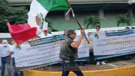 Coatzacoalcos, Ver., 23 de septiembre de 2026.- Durante la manifestación de petroleros arribaron elementos de la Policía Estatal a las inmediaciones del Edificio Inteligente. “Es la primera vez, no sé qué mensaje quieran enviar”, dijo integrante del comité de la UNTYPP.
