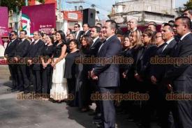 Xalapa, Ver., 23 de septiembre de 2026.- La encargada de despacho de la Contraloría General del Estado, Bárbara Galindo, acompañada de sus colaboradores, rindió guardia de honor a Miguel Hidalgo ante su monumento en el parque Los Berros.
