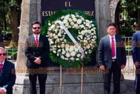 Xalapa, Ver., 23 de septiembre de 2026.- Luis Fernando Cervantes, director de la CAEV, rindió guardia de honor a Miguel Hidalgo acompañado de sus colaboradores, en el parque Los Berros.
