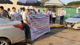 Poza Rica, Ver., 23 de septiembre de 2026.- Trabajadores activos y jubilados se manifestaron en la Puerta 1 de PEMEX para reclamar el cumplimiento de demandas laborales como el aumento salarial y reiterar su rechazo a recorte a pensiones.

