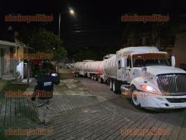 Xalapa, Ver., 23 de septiembre de 2026.- Una pipa-tanque de doble remolque de servicio particular, completamente cargada de gasolina que se dirige hacia Puebla, se metió por calles estrechas, el conductor se iba guiando por GPS. La zona fue totalmente acordonada para realizar maniobras