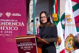 Xalapa, Ver., 29 de septiembre de 2026.- María Graciela Hernández y personal de la COVEICYDET rindieron honores al Padre de la Patria ante su monumento en el Parque Los Berros.
