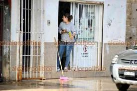 Xalapa, Ver., 29 de septiembre de 2026.- Vecinos y comerciantes de San Bruno resultaron afectados por la inundación debido al desbordamiento de un arroyo. Este día, limpiaron casas y negocios.
