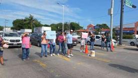 Boca del Río, Ver., 29 de septiembre de 2026.- Madres de familia de la Escuela Primaria “Graciano Sánchez” dijeron haber sido amenazadas para liberar la avenida Ejército Mexicano. “No es justo tratarnos como delincuentes, queremos expresarnos libremente”, dijo una mientras policías las retiraban.
