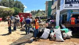 Xalapa, Ver., 29 de septiembre de 2026.- En la colonia cerro Colorado, cuadrillas del Ayuntamiento sacaron muebles, electrodomésticos, ropa, colchones y basura de decenas de casas afectadas por las lluvias.
