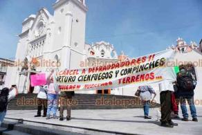 Xalapa, Ver., 30 de septiembre de 2026.- En Plaza Lerdo, vecinos de la colonia Ampliación Jardines del Sur, de Córdoba, denunciaron un fraude procesal que pone en riesgo el patrimonio de más de cien familias.
