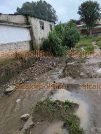 Xalapa, Ver., 1° de octubre de 2026.- Pese a la visita de la alcaldesa Daniela Griego a la colonia Luz del Barrio, todavía no han acudido a retirar la basura acumulada por la inundación en el crucero de avenida Fernando Gutiérrez Barrios y P. Flores Villa, lo que puede ocasionar que se desborde nuevamente el arroyo.
