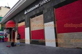 Xalapa, Ver., 2 de octubre de 2026.- El edificio de la SSP y banco de la calle Enríquez también colocaron protecciones en ventanas y accesos.
