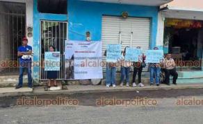 Xalapa, Ver., 6 octubre 2026.- Familiares de Ingrid Azul, joven que murió atropellada en 2025, protestaron afuera de los juzgados de Pacho Viejo para exigir justicia y un proceso firme contra Menorio “N”, el presunto responsable del percance.
