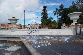 Xalapa, Ver., 7 de octubre de 2026.- Con apenas 2 semanas de haber sido limpiado y pintado, el Mirador del Parque Juárez nuevamente se observa con pintas y dibujos en las mismas zonas.
