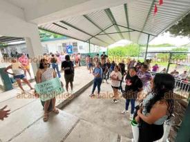 Martínez de la Torre, Ver., 7 de octubre de 2026.- Madres y padres de familia de la escuela primaria “Luis Donaldo Colosio” exigieron investigar presuntos actos inapropiados contra alumnas.