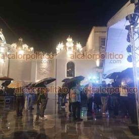 Xalapa, Ver., 8 de octubre de 2026.- Con menor asistencia que en presentaciones anteriores, la plaza Lerdo recibió esta noche de jueves a la Orquesta Sinfónica del Gobierno del Estado, que acompañó al tenor Óskar Guiot como solista en un concierto dedicado a los clásicos de las baladas románticas.