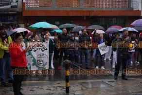 Xalapa, Ver., 9 de octubre de 2026.- Bajo la lluvia, trabajadores del Hospital de Zona número 11 del IMSS y de las clínicas 10 y 66 se manifestaron para exigir que el Sindicato Nacional de Trabajadores del Seguro Social luche por un mejor aumento salarial. Tras movilizarse, dialogaron con el dirigente de la Sección IX, Jesús Feluel Zapata.