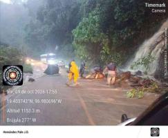 Teocelo, Ver., 9 de octubre de 2026.- La circulación vehicular en la Barranca de Matlacóbatl permanece cerrada en su totalidad debido a las condiciones de riesgo que prevalecen en la zona. PC municipal exhortó a conductores a evitar transitar por este tramo y utilizar vías alternas para prevenir accidentes. Asimismo, pidió a ciudadanos a mantenerse atenta a las actualizaciones difundidas a través de los canales oficiales.