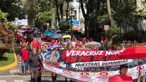 Xalapa, Ver., 11 de octubre de 2026.- Jubilados y trabajadores del IMSS y del ISSSTE marchan este domingo para exigir insumos y aumento salarial. Partieron del Teatro del Estado con mantas en las que expusieron sus demandas.