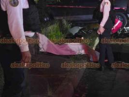 Banderilla, Ver., 13 de octubre de 2026.- Un motociclista perdió la vida y su acompañante resultó lesionado la noche de este martes, luego de que la unidad en la que viajaban se impactara contra un taxi sobre el bulevar Xalapa-Banderilla, a la altura del Hotel Juno.