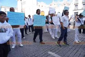 Xalapa, Ver., 14 de octubre de 2026.- Trabajadores del IMSS-Bienestar protestan por la falta de insumos y exigen que se respeten sus derechos laborales, sobre todo el incremento salarial. Bloquearon la calle Enríquez, frente al Palacio de Gobierno.
