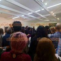 Xalapa, Ver., 15 de octubre de 2026.- La Galería “Fernando Vilchis”, del Instituto de Artes Plásticas de la UV, recibió la noche de este jueves al reconocido fotógrafo Miguel Fematt, quien inauguró su exposición “Antes de Ángel”. La apertura reunió a decenas de asistentes, entre integrantes de la comunidad artística y público en general, interesados en conocer su propuesta fotográfica.