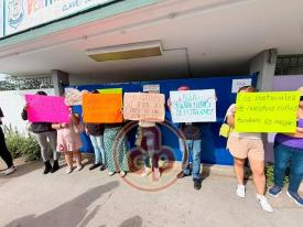 Xalapa, Ver., 16 de octubre de 2026.- Padres de familia de alumnos del jardín de niños “Bertha Von Glumer”, ubicado en la avenida Xalapa, se manifestaron para exigir escritura del plantel, ya que sin ella no pueden obtener recursos de programas para reparar aulas.
