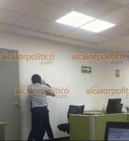 Cuando el hoy magistrado de Disciplina Judicial, Humberto Sulvarán (de playera oscura, con amarillo y blanco), era titular de la Oficina de Actuaría Regional del Tribunal Electoral Sala Xalapa, presuntamente “le dio un zape” a un trabajador, quien no se dejó, se paró y enfrentó a su entonces jefe.
