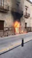 En video que circula en redes sociales se captó cuando encapuchados lanzan artefactos explosivos y bombas molotov e incendian la puerta del Congreso de Jalisco, en la megamarcha efectuada este domingo 18 de octubre en Guadalajara para exigir agua potable de calidad.
