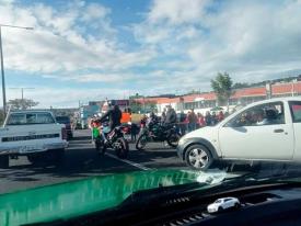 Xalapa, Ver., 20 de octubre de 2026.- Padres de familia de la escuela “Dr. Agustín García Figueroa”, en la colonia 21 de Marzo, tomaron el plantel y se manifestaron en el bulevar Xalapa-Banderilla. La circulación no se interrumpió totalmente.
