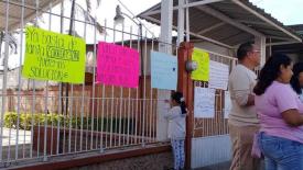 Emiliano Zapata, Ver., 20 de octubre de 2026.- Padres de familia del jardín de niños “Gabriela Mistral”, de la localidad La Estanzuela, tomaron el plantel y además bloquearon la carretera Coatepec-Las Trancas. Denuncian presunta corrupción, robo de dinero, material y donativos de la escuela.