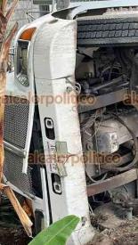 Yanga, Ver., 22 de octubre de 2026.- La mañana de este jueves, un camión volcó en la carretera federal Córdoba-Veracruz, tramo Yanga-Cuitláhuac, a la altura de la localidad de Palmillas.
