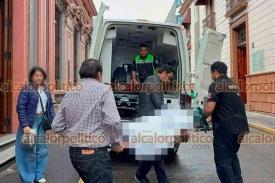 Xalapa, Ver., 22 de octubre de 2026.- La mañana de este jueves paramédicos acudieron a la prepa Juárez (Colegio Preparatorio) para atender a una estudiante que presentó problemas de salud. Tras ser estabilizada fue trasladada a la Clínica 11 del IMSS en compañía de su madre.
