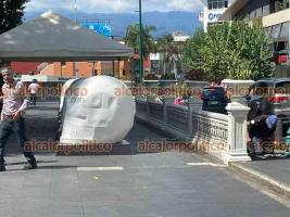 Xalapa, Ver., 23 de octubre de 2026.- En el centro de la Capital comenzaron a colocar los 35 cráneos que formarán parte de la “Ruta de Calaveras Monumentales”. Para adornarlos, el Ayuntamiento lanzó en días anteriores la convocatoria para que la población concursara con sus propuestas.