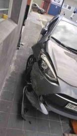 Xalapa, Ver., 23 de octubre de 2026.- Auto chocó contra fachada de la panadería “Trigo al Pan”, en la calle Juan Soto, zona centro, frente a las oficinas estatales del PAN. El hecho dejó únicamente daños materiales; no se reportaron personas lesionadas.
